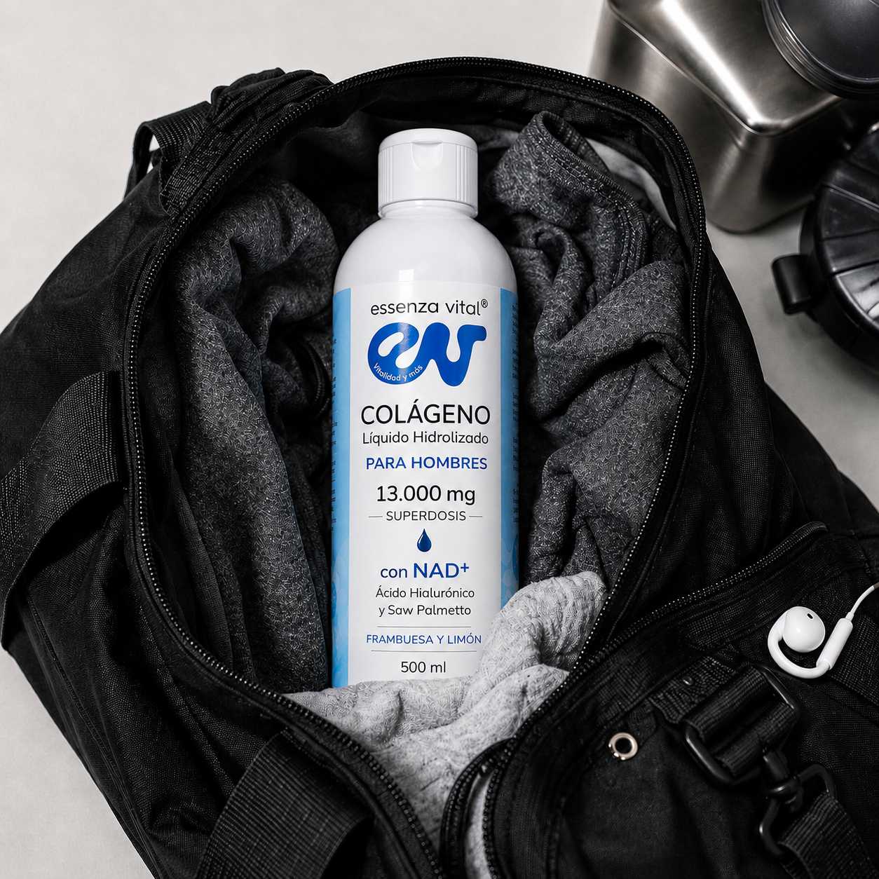 Botella de colágeno EssenzaVital para hombres dentro de una bolsa deportiva, junto a ropa y auriculares.