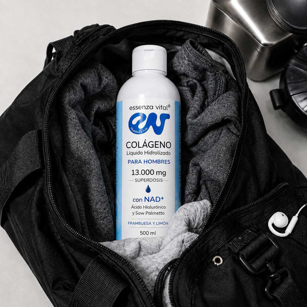 Botella de colágeno EssenzaVital para hombres dentro de una bolsa deportiva, junto a ropa y auriculares.