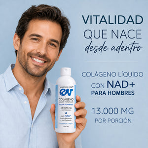 Hombre sosteniendo EssenzaVital Colágeno Líquido para Hombres con NAD+ y 13.000 mg de colágeno por porción