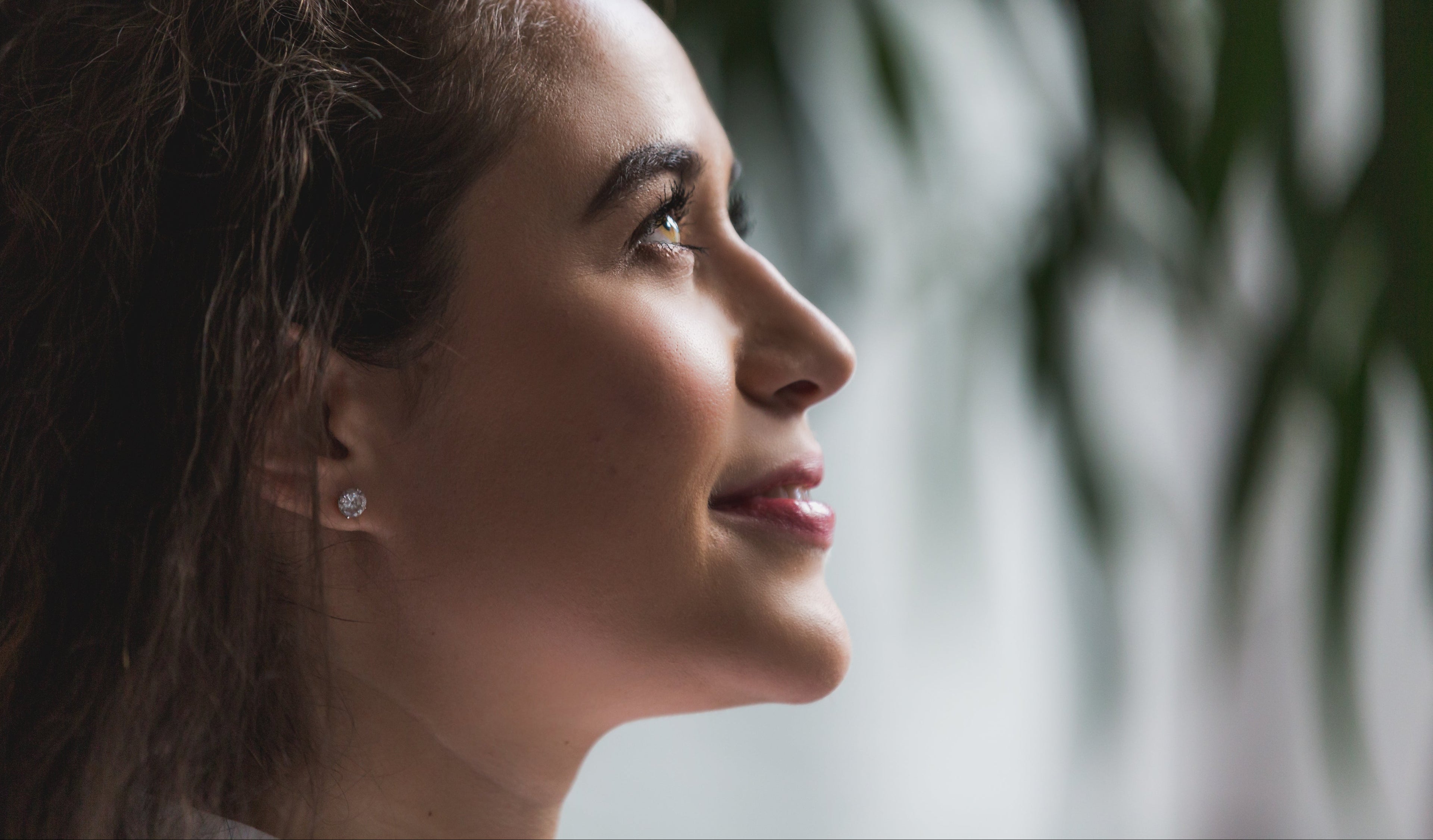 Women looking up with beautyful eyes